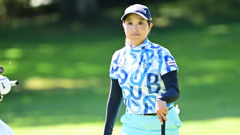 優雅さ、才能、そして美しさ、日本のゴルフコースでの素敵なゲストたち。, ...鹿もゴルフコースに登場。, ミネベアミツミレディース北海道新聞CUPで日本人ゴルファーが奮闘中。, ボールを打つときの集中力は常に最高だが......。, ...このような優れた選手たちは、たとえ可愛らしいリスが登場しても気が散ることはない。, 素晴らしい友情はゴルフコースで生まれる...。, ...もちろん彼らは皆、勝利を望んでいる..., ...スポーツをする人は常に対戦相手よりも良い結果を目指している。, ルックスにも拘っている。, ...アスリートたちはとても慎重に選んでいる..., ...そのエレガンスが賞賛されることが多々ある。, クラシックな衣装を好む人もいるが...。, ......もっと勇敢な人たちがいる, 彼女たちのプレーを見るのは、確かに大きな喜びだ......。, ...美しさだけでなく、それ以上のものがある。