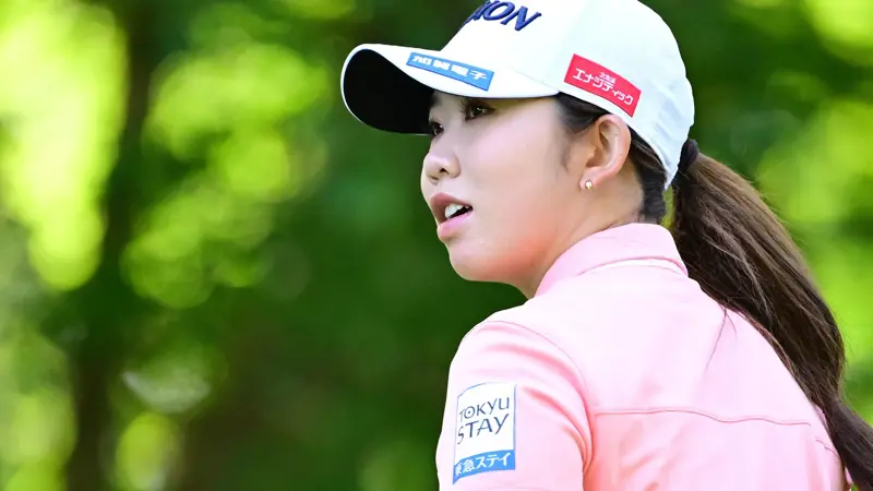 優雅さ、才能、そして美しさ、日本のゴルフコースでの素敵なゲストたち。, ...鹿もゴルフコースに登場。, ミネベアミツミレディース北海道新聞CUPで日本人ゴルファーが奮闘中。, ボールを打つときの集中力は常に最高だが......。, ...このような優れた選手たちは、たとえ可愛らしいリスが登場しても気が散ることはない。, 素晴らしい友情はゴルフコースで生まれる...。, ...もちろん彼らは皆、勝利を望んでいる..., ...スポーツをする人は常に対戦相手よりも良い結果を目指している。, ルックスにも拘っている。, ...アスリートたちはとても慎重に選んでいる..., ...そのエレガンスが賞賛されることが多々ある。, クラシックな衣装を好む人もいるが...。, ......もっと勇敢な人たちがいる, 彼女たちのプレーを見るのは、確かに大きな喜びだ......。, ...美しさだけでなく、それ以上のものがある。