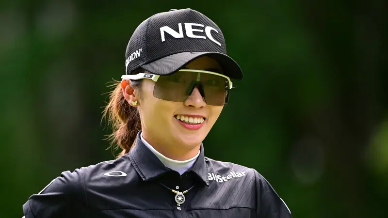 優雅さ、才能、そして美しさ、日本のゴルフコースでの素敵なゲストたち。, ...鹿もゴルフコースに登場。, ミネベアミツミレディース北海道新聞CUPで日本人ゴルファーが奮闘中。, ボールを打つときの集中力は常に最高だが......。, ...このような優れた選手たちは、たとえ可愛らしいリスが登場しても気が散ることはない。, 素晴らしい友情はゴルフコースで生まれる...。, ...もちろん彼らは皆、勝利を望んでいる..., ...スポーツをする人は常に対戦相手よりも良い結果を目指している。, ルックスにも拘っている。, ...アスリートたちはとても慎重に選んでいる..., ...そのエレガンスが賞賛されることが多々ある。, クラシックな衣装を好む人もいるが...。, ......もっと勇敢な人たちがいる, 彼女たちのプレーを見るのは、確かに大きな喜びだ......。, ...美しさだけでなく、それ以上のものがある。