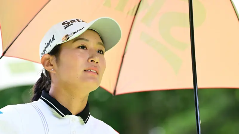 優雅さ、才能、そして美しさ、日本のゴルフコースでの素敵なゲストたち。, ...鹿もゴルフコースに登場。, ミネベアミツミレディース北海道新聞CUPで日本人ゴルファーが奮闘中。, ボールを打つときの集中力は常に最高だが......。, ...このような優れた選手たちは、たとえ可愛らしいリスが登場しても気が散ることはない。, 素晴らしい友情はゴルフコースで生まれる...。, ...もちろん彼らは皆、勝利を望んでいる..., ...スポーツをする人は常に対戦相手よりも良い結果を目指している。, ルックスにも拘っている。, ...アスリートたちはとても慎重に選んでいる..., ...そのエレガンスが賞賛されることが多々ある。, クラシックな衣装を好む人もいるが...。, ......もっと勇敢な人たちがいる, 彼女たちのプレーを見るのは、確かに大きな喜びだ......。, ...美しさだけでなく、それ以上のものがある。