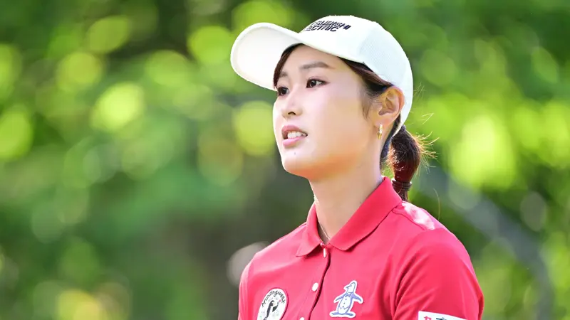優雅さ、才能、そして美しさ、日本のゴルフコースでの素敵なゲストたち。, ...鹿もゴルフコースに登場。, ミネベアミツミレディース北海道新聞CUPで日本人ゴルファーが奮闘中。, ボールを打つときの集中力は常に最高だが......。, ...このような優れた選手たちは、たとえ可愛らしいリスが登場しても気が散ることはない。, 素晴らしい友情はゴルフコースで生まれる...。, ...もちろん彼らは皆、勝利を望んでいる..., ...スポーツをする人は常に対戦相手よりも良い結果を目指している。, ルックスにも拘っている。, ...アスリートたちはとても慎重に選んでいる..., ...そのエレガンスが賞賛されることが多々ある。, クラシックな衣装を好む人もいるが...。, ......もっと勇敢な人たちがいる, 彼女たちのプレーを見るのは、確かに大きな喜びだ......。, ...美しさだけでなく、それ以上のものがある。