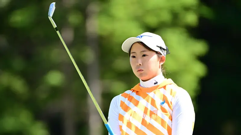 優雅さ、才能、そして美しさ、日本のゴルフコースでの素敵なゲストたち。, ...鹿もゴルフコースに登場。, ミネベアミツミレディース北海道新聞CUPで日本人ゴルファーが奮闘中。, ボールを打つときの集中力は常に最高だが......。, ...このような優れた選手たちは、たとえ可愛らしいリスが登場しても気が散ることはない。, 素晴らしい友情はゴルフコースで生まれる...。, ...もちろん彼らは皆、勝利を望んでいる..., ...スポーツをする人は常に対戦相手よりも良い結果を目指している。, ルックスにも拘っている。, ...アスリートたちはとても慎重に選んでいる..., ...そのエレガンスが賞賛されることが多々ある。, クラシックな衣装を好む人もいるが...。, ......もっと勇敢な人たちがいる, 彼女たちのプレーを見るのは、確かに大きな喜びだ......。, ...美しさだけでなく、それ以上のものがある。