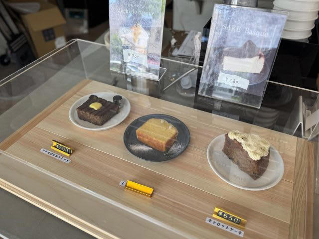 地下鉄の出口から徒歩1分以内！NEWオープンの「EINS coffee」, 朝の居心地抜群！のんびり静かな時間を過ごせる店内, もっちりしっとりな「グリルバナナブレッド」, 自家製グラノーラのヨーグルトボウル