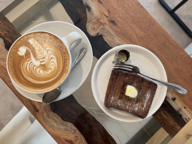 地下鉄の出口から徒歩1分以内！NEWオープンの「EINS coffee」, 朝の居心地抜群！のんびり静かな時間を過ごせる店内, もっちりしっとりな「グリルバナナブレッド」, 自家製グラノーラのヨーグルトボウル