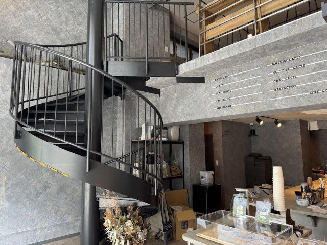 地下鉄の出口から徒歩1分以内！NEWオープンの「EINS coffee」, 朝の居心地抜群！のんびり静かな時間を過ごせる店内, もっちりしっとりな「グリルバナナブレッド」, 自家製グラノーラのヨーグルトボウル