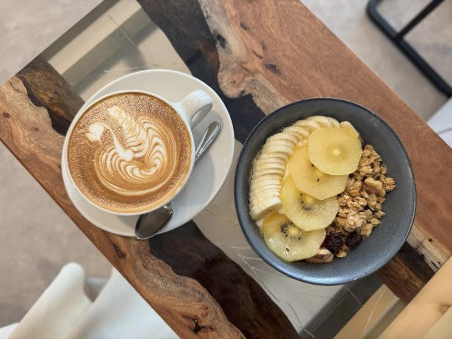 地下鉄の出口から徒歩1分以内！NEWオープンの「EINS coffee」, 朝の居心地抜群！のんびり静かな時間を過ごせる店内, もっちりしっとりな「グリルバナナブレッド」, 自家製グラノーラのヨーグルトボウル