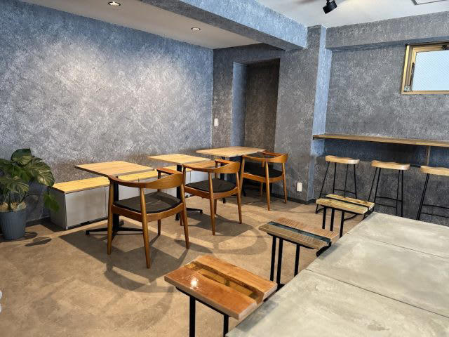 地下鉄の出口から徒歩1分以内！NEWオープンの「EINS coffee」, 朝の居心地抜群！のんびり静かな時間を過ごせる店内, もっちりしっとりな「グリルバナナブレッド」, 自家製グラノーラのヨーグルトボウル