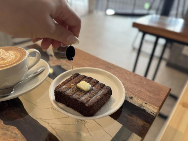 地下鉄の出口から徒歩1分以内！NEWオープンの「EINS coffee」, 朝の居心地抜群！のんびり静かな時間を過ごせる店内, もっちりしっとりな「グリルバナナブレッド」, 自家製グラノーラのヨーグルトボウル