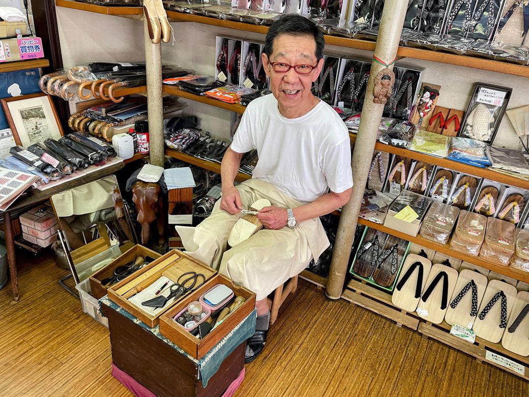3億円するタワマンの隙間にある開業130年の店, もんじゃだけじゃない、もんじゃストリート, 絶滅危惧種だからこそ常連さんがいる, 「中央区で100年越えの本屋は丸善、教文館、それとうちだけ」, 「うちの店は自分の代で終わりにする」, もんじゃ焼きの「竹の子」で舌鼓, 新住民と旧住民が交わらないのは自然なこと？