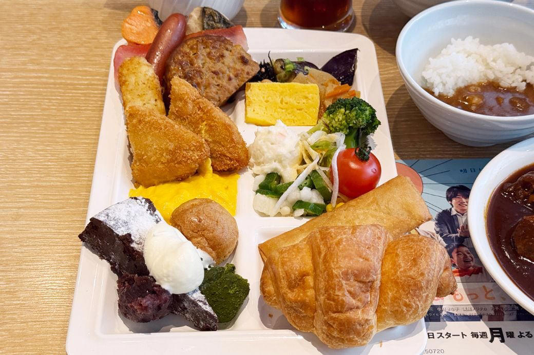 激レア！ジョナサンで3店舗のみ実施中のモーニングビュッフェ, ジョナサン秋葉原駅前店の朝食食べ放題1800円, 充実のドリンクバーも積極的に利用したい, 看板メニューのビーフシチューは洋食店のクオリティ, ちょっと贅沢がそこかしこにちりばめられた、満足ビュッフェ, 選択肢の多さが、満足度につながる, たくさんの人が利用しても気分がいい衛生状態, 店舗数の減少が続くも…ここに来て復活の兆しが？