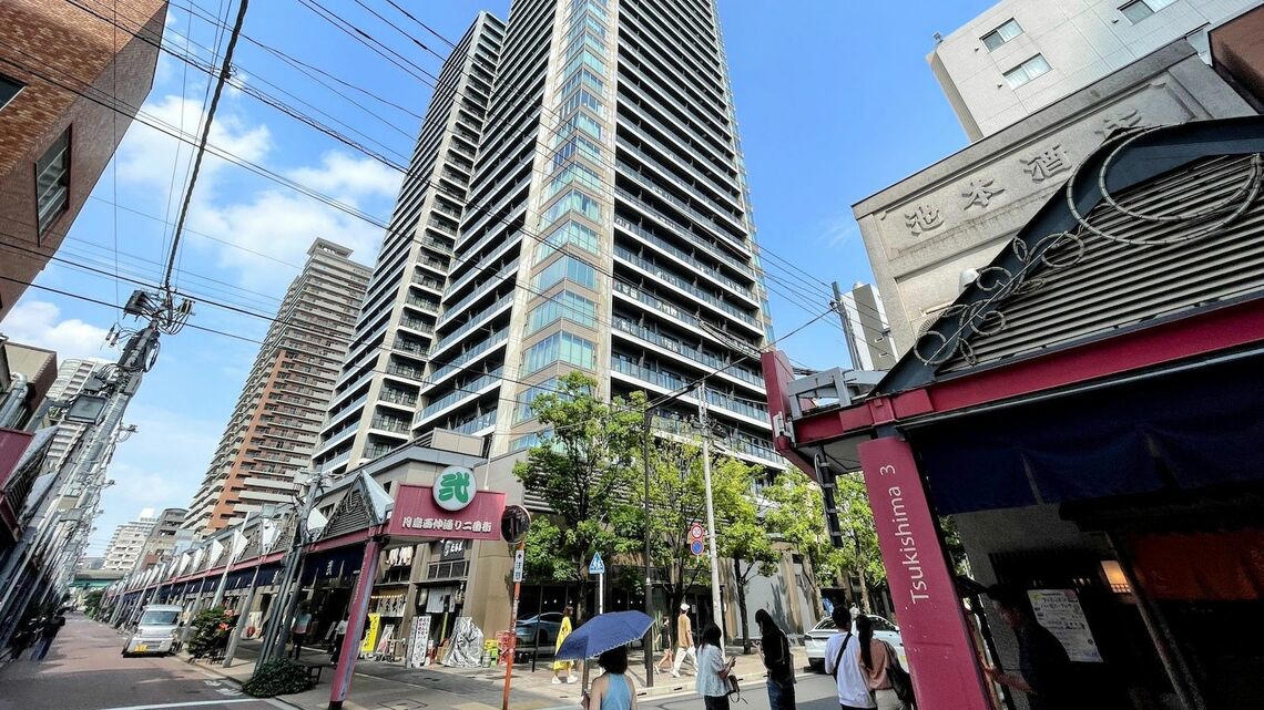 3億円するタワマンの隙間にある開業130年の店, もんじゃだけじゃない、もんじゃストリート, 絶滅危惧種だからこそ常連さんがいる, 「中央区で100年越えの本屋は丸善、教文館、それとうちだけ」, 「うちの店は自分の代で終わりにする」, もんじゃ焼きの「竹の子」で舌鼓, 新住民と旧住民が交わらないのは自然なこと？