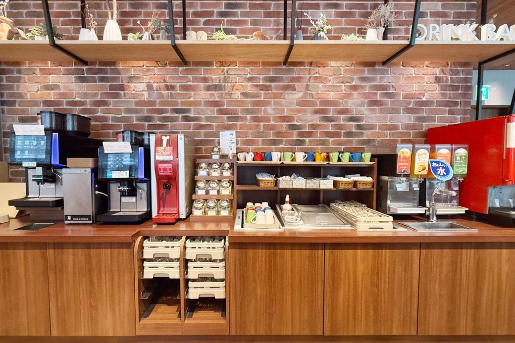 激レア！ジョナサンで3店舗のみ実施中のモーニングビュッフェ, ジョナサン秋葉原駅前店の朝食食べ放題1800円, 充実のドリンクバーも積極的に利用したい, 看板メニューのビーフシチューは洋食店のクオリティ, ちょっと贅沢がそこかしこにちりばめられた、満足ビュッフェ, 選択肢の多さが、満足度につながる, たくさんの人が利用しても気分がいい衛生状態, 店舗数の減少が続くも…ここに来て復活の兆しが？