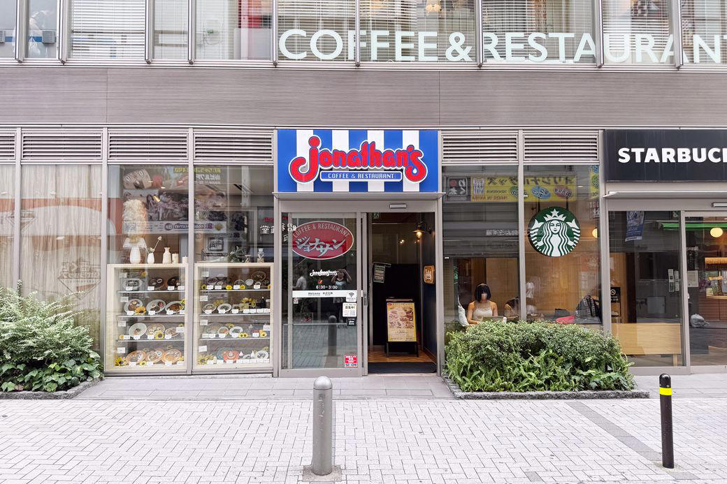 激レア！ジョナサンで3店舗のみ実施中のモーニングビュッフェ, ジョナサン秋葉原駅前店の朝食食べ放題1800円, 充実のドリンクバーも積極的に利用したい, 看板メニューのビーフシチューは洋食店のクオリティ, ちょっと贅沢がそこかしこにちりばめられた、満足ビュッフェ, 選択肢の多さが、満足度につながる, たくさんの人が利用しても気分がいい衛生状態, 店舗数の減少が続くも…ここに来て復活の兆しが？