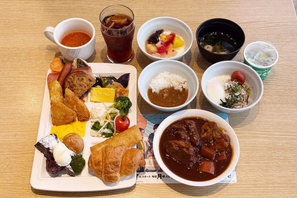激レア！ジョナサンで3店舗のみ実施中のモーニングビュッフェ, ジョナサン秋葉原駅前店の朝食食べ放題1800円, 充実のドリンクバーも積極的に利用したい, 看板メニューのビーフシチューは洋食店のクオリティ, ちょっと贅沢がそこかしこにちりばめられた、満足ビュッフェ, 選択肢の多さが、満足度につながる, たくさんの人が利用しても気分がいい衛生状態, 店舗数の減少が続くも…ここに来て復活の兆しが？