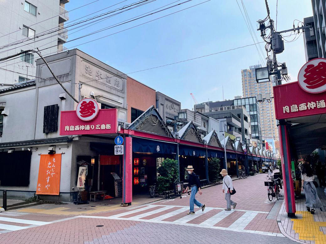 3億円するタワマンの隙間にある開業130年の店, もんじゃだけじゃない、もんじゃストリート, 絶滅危惧種だからこそ常連さんがいる, 「中央区で100年越えの本屋は丸善、教文館、それとうちだけ」, 「うちの店は自分の代で終わりにする」, もんじゃ焼きの「竹の子」で舌鼓, 新住民と旧住民が交わらないのは自然なこと？