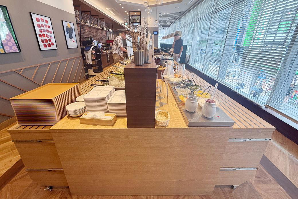 激レア！ジョナサンで3店舗のみ実施中のモーニングビュッフェ, ジョナサン秋葉原駅前店の朝食食べ放題1800円, 充実のドリンクバーも積極的に利用したい, 看板メニューのビーフシチューは洋食店のクオリティ, ちょっと贅沢がそこかしこにちりばめられた、満足ビュッフェ, 選択肢の多さが、満足度につながる, たくさんの人が利用しても気分がいい衛生状態, 店舗数の減少が続くも…ここに来て復活の兆しが？