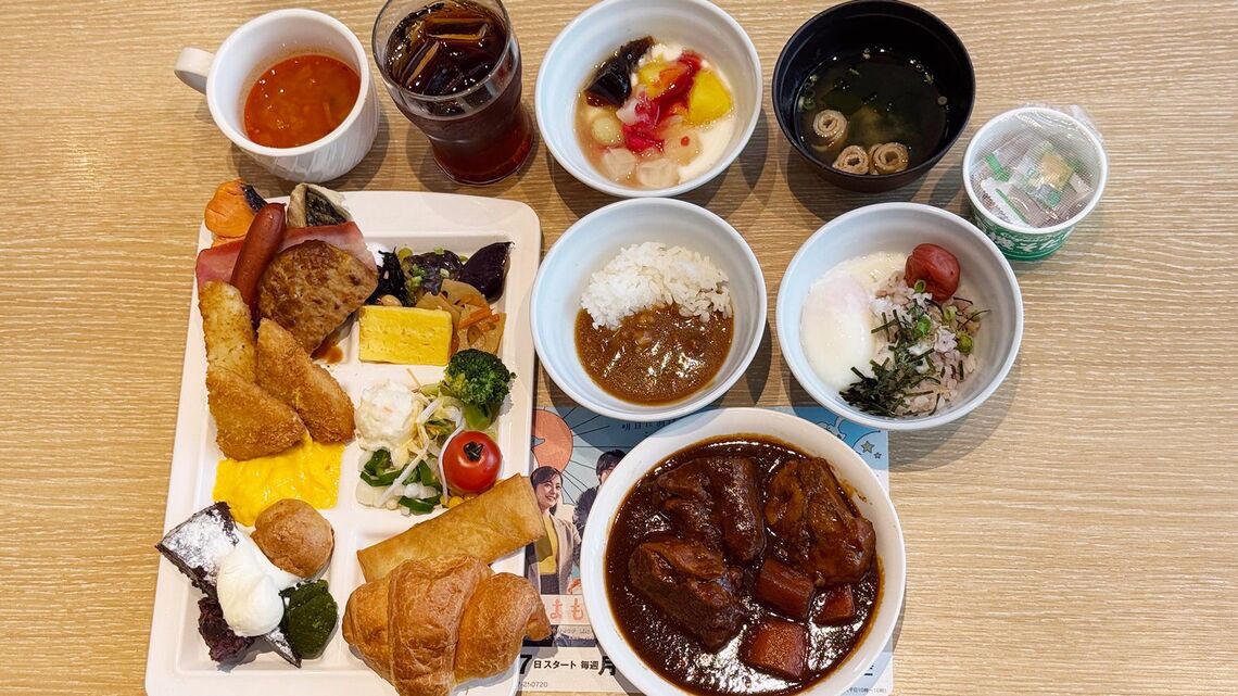 激レア！ジョナサンで3店舗のみ実施中のモーニングビュッフェ, ジョナサン秋葉原駅前店の朝食食べ放題1800円, 充実のドリンクバーも積極的に利用したい, 看板メニューのビーフシチューは洋食店のクオリティ, ちょっと贅沢がそこかしこにちりばめられた、満足ビュッフェ, 選択肢の多さが、満足度につながる, たくさんの人が利用しても気分がいい衛生状態, 店舗数の減少が続くも…ここに来て復活の兆しが？