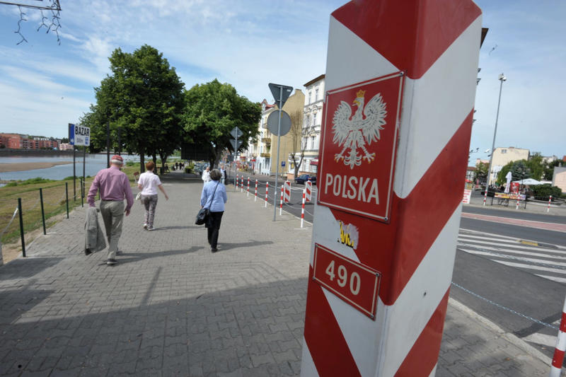 Tried but not practised Commuters encounter double border controls, Germany's 2023 border controls, Suspicious vehicles stopped, Military involvement, Tense German-Polish relations, Heavy loads, Unanswered questions, Clear rules required, "Ping-pong game”, No problems so far, Unwanted asylum seekers, Tried but not practised, A test for the EU, Economic concerns, Polish objections, Polish extremists seek out migrants