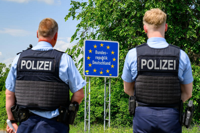 Unwanted asylum seekers Commuters encounter double border controls, Germany's 2023 border controls, Suspicious vehicles stopped, Military involvement, Tense German-Polish relations, Heavy loads, Unanswered questions, Clear rules required, "Ping-pong game”, No problems so far, Unwanted asylum seekers, Tried but not practised, A test for the EU, Economic concerns, Polish objections, Polish extremists seek out migrants