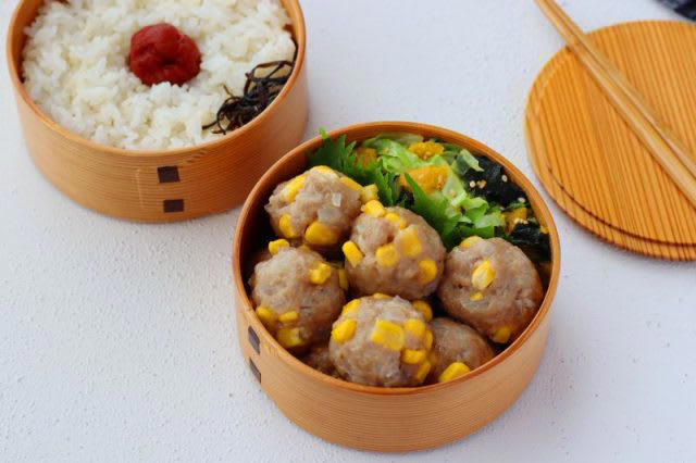 レンジ1回加熱で2品！「レンジでコーン焼売」「野菜の海苔ナムル」2品弁当, レンジでコーン焼売, 野菜の海苔ナムル, 2品弁当の詰め方プロセス, 「心が楽になる2品弁当」のルール