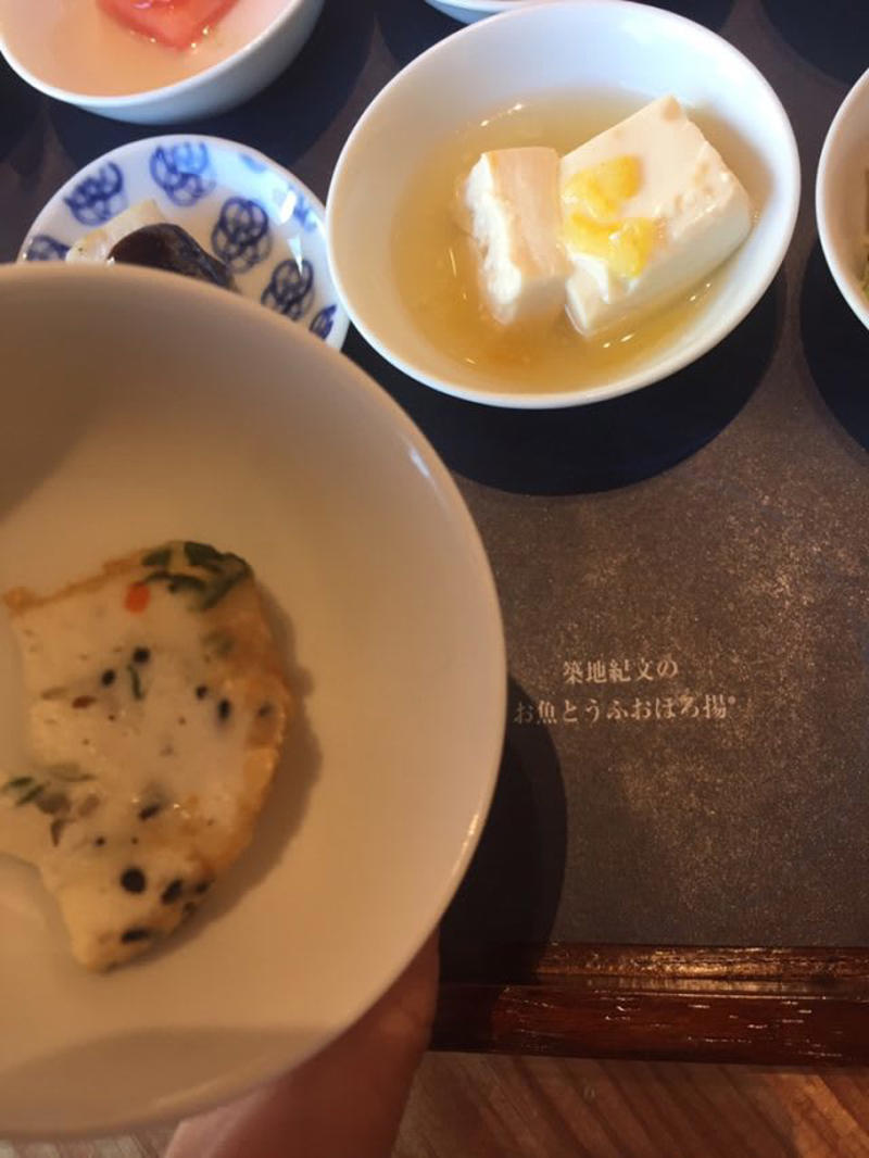 パンケーキは必食！「コリント朝日店」, 絶品！18品の朝ごはん「築地本願寺カフェ Tsumugi」, 築地本願寺カフェ Tsumugi, 胡椒がアクセント！「Tsukiji Peppers Cafe」, Tsukiji Peppers Cafe（築地ペッパーズカフェ）