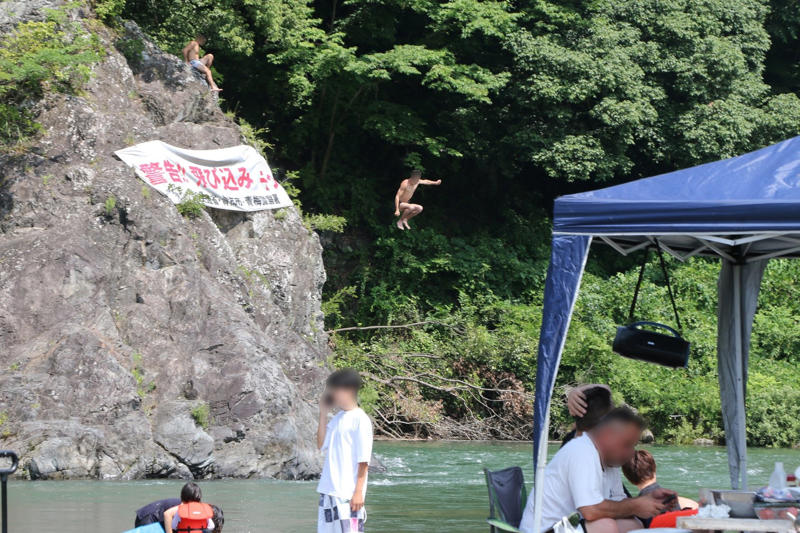 ■「遊泳禁止」の場所なのに, ■一気に流れが速くなる, ■バーベキュー目的でやってくる9割が外国人, ■多摩川は全国で3番目に事故が多い, ■「飛び込みキケン！」崖の上から続々ダイブ, ■母親は「子どもはダメ。死んじゃう」, ■ライフジャケットつけても水面下に, ■「浮いて待て」は通用しない, ■ライフジャケットを川遊びの基本装備に