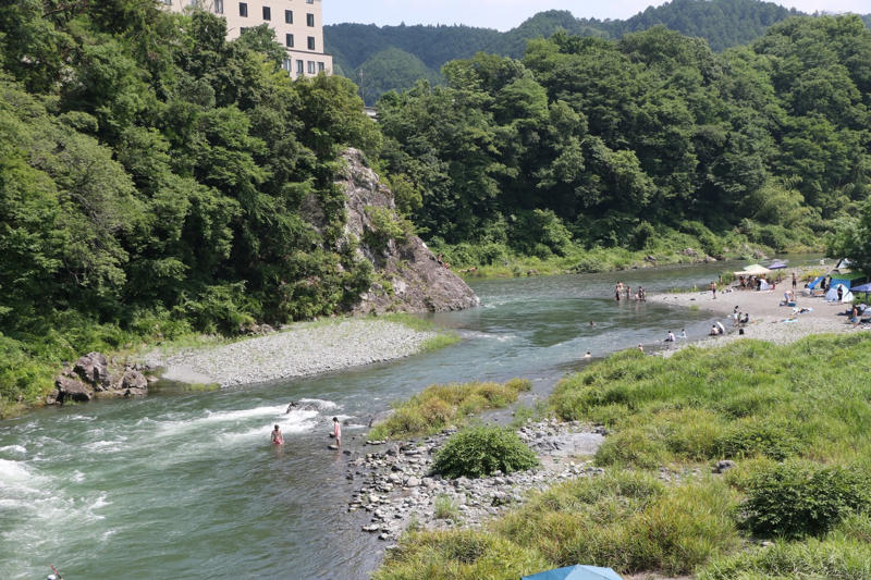 ■「遊泳禁止」の場所なのに, ■一気に流れが速くなる, ■バーベキュー目的でやってくる9割が外国人, ■多摩川は全国で3番目に事故が多い, ■「飛び込みキケン！」崖の上から続々ダイブ, ■母親は「子どもはダメ。死んじゃう」, ■ライフジャケットつけても水面下に, ■「浮いて待て」は通用しない, ■ライフジャケットを川遊びの基本装備に