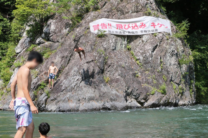 ■「遊泳禁止」の場所なのに, ■一気に流れが速くなる, ■バーベキュー目的でやってくる9割が外国人, ■多摩川は全国で3番目に事故が多い, ■「飛び込みキケン！」崖の上から続々ダイブ, ■母親は「子どもはダメ。死んじゃう」, ■ライフジャケットつけても水面下に, ■「浮いて待て」は通用しない, ■ライフジャケットを川遊びの基本装備に