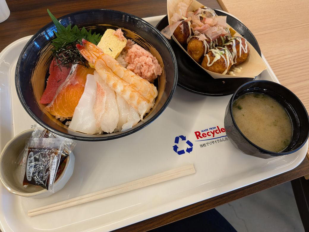オーソドックスなフードコートからスタート, 「好きやねん大阪フードコート」の実態は？, たこ焼き6個で900円、海鮮丼は2000円, 気になるお味は…, 西側にも「ほぼ同じ」なフードコートが, ちょっと不思議で怪しげなフードコートも…, 先進的な食体験が楽しめる「フードコート風」施設もある