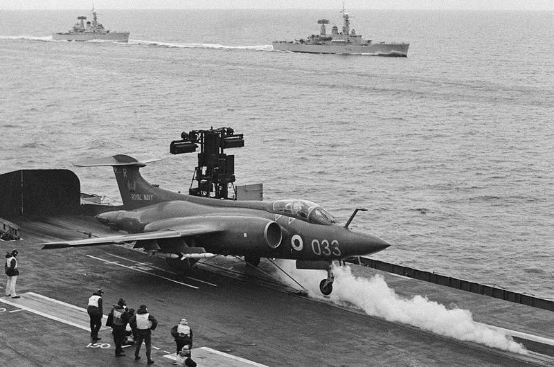 11: Hawker Sea Fury, 10: Douglas A-1 Skyraider, 9: Douglas A-4 Skyhawk, 8: Vought F-8 Crusader, 7: McDonnell Douglas F/A-18 Hornet, 6: McDonnell Douglas F-4 Phantom II, 5: BAe Sea Harrier, 4: Blackburn Buccaneer, 3: Grumman A-6 Intruder, 2: A-3 Skywarrior, 1: Grumman F-14 Tomcat