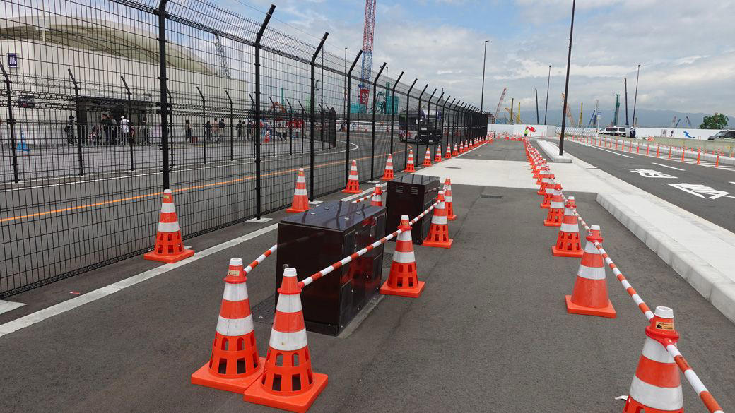 東→西ゲートへバスor徒歩　メリットは「別の意味で景色が楽しい！」, 暑いけど…徒歩での移動も可能, ファストパス的な使い方もできる？優先入場できてオトクな旅客船航路, 意外と使える、新・シャトルバス！ただし、予約システムが…, 暑さ対策は万全に、目指せ「西ゲート・スイスイ入場」！