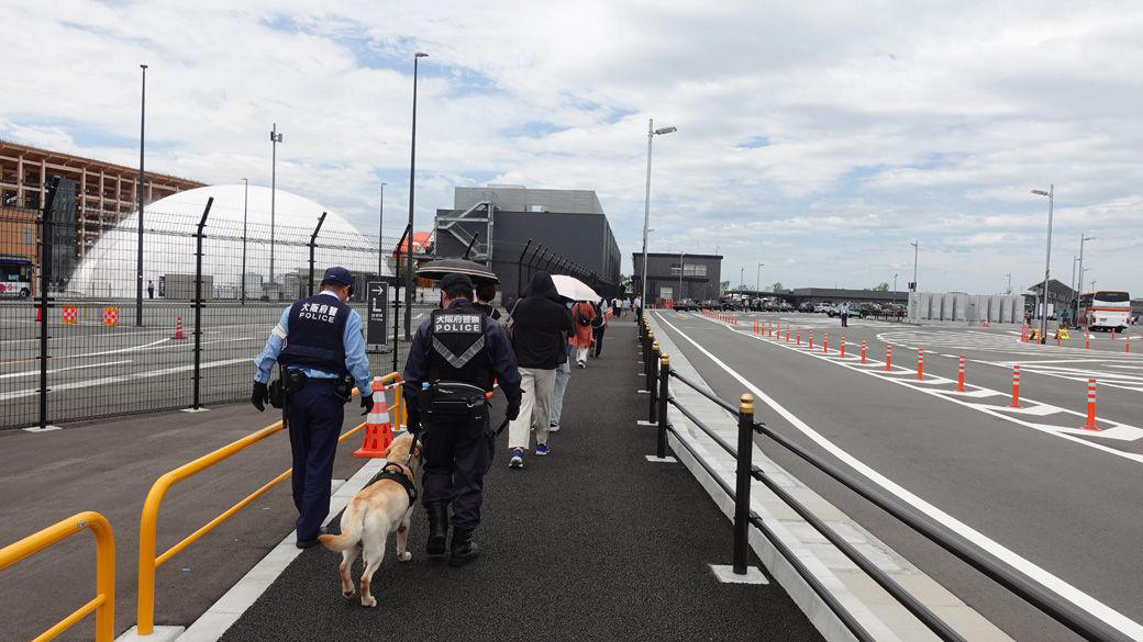 東→西ゲートへバスor徒歩　メリットは「別の意味で景色が楽しい！」, 暑いけど…徒歩での移動も可能, ファストパス的な使い方もできる？優先入場できてオトクな旅客船航路, 意外と使える、新・シャトルバス！ただし、予約システムが…, 暑さ対策は万全に、目指せ「西ゲート・スイスイ入場」！