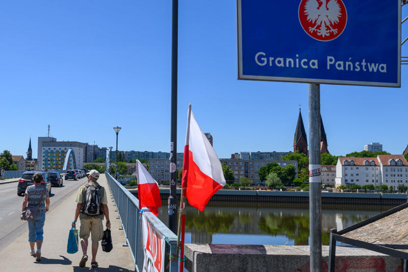 No problems so far Commuters encounter double border controls, Germany's 2023 border controls, Suspicious vehicles stopped, Military involvement, Tense German-Polish relations, Heavy loads, Unanswered questions, Clear rules required, "Ping-pong game”, No problems so far, Unwanted asylum seekers, Tried but not practised, A test for the EU, Economic concerns, Polish objections, Polish extremists seek out migrants
