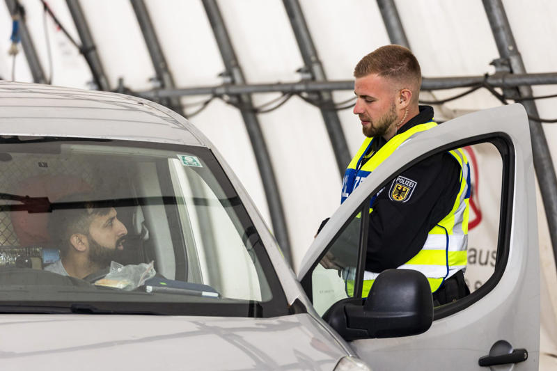Suspicious vehicles stopped Commuters encounter double border controls, Germany's 2023 border controls, Suspicious vehicles stopped, Military involvement, Tense German-Polish relations, Heavy loads, Unanswered questions, Clear rules required, "Ping-pong game”, No problems so far, Unwanted asylum seekers, Tried but not practised, A test for the EU, Economic concerns, Polish objections, Polish extremists seek out migrants