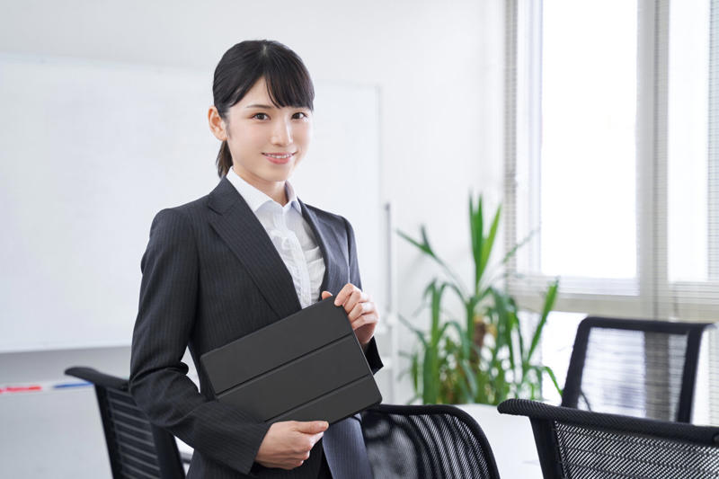 頭の回転が速い人ってどんな人？, 頭の回転が速い人の7つの特徴, ①相手の気持ちをすぐに理解できる, ②話のポイントを簡単につかめる, ③いつでも落ち着いている, ④新しいことをどんどん覚える, ⑤優先順位を決めるのが上手, ⑥説明が分かりやすい, ⑦決断するまでが速い, 頭の回転が速い人が向いている仕事とは？, IT系の仕事（プログラマー・エンジニア）, 問題解決型の仕事（コンサルタント・弁護士）, アイデアを出す仕事（企画職・マーケティング職）, 分析力が求められる仕事（証券アナリスト・研究開発職）, コミュニケーション力が重視される仕事（営業職・お笑い芸人）, 頭の回転が速くなるための習慣とは？, 知識や経験を積極的に増やす, 優先順位を考えるクセをつける, ひとつのことに集中する習慣をつける, 結論から話すクセを身につける, 人に教える習慣をつける