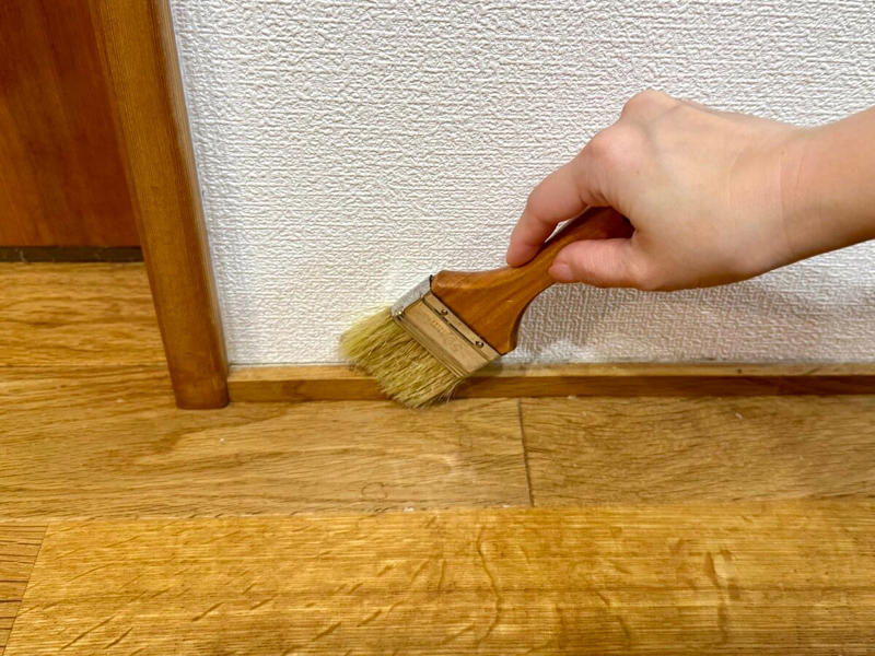 じつは掃除に便利！100円ショップの「塗装用ハケ」, 使い方1：巾木やサッシのホコリ取り, 使い方2：浴室のカビ取り剤を塗り広げる, 使い方3：換気扇パーツのすき間掃除, 暮らしも道具もシンプルに