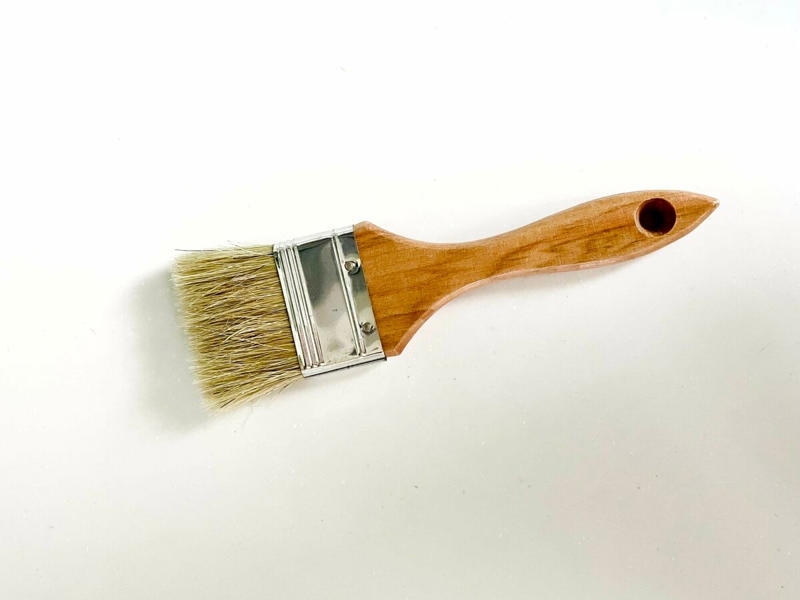 じつは掃除に便利！100円ショップの「塗装用ハケ」, 使い方1：巾木やサッシのホコリ取り, 使い方2：浴室のカビ取り剤を塗り広げる, 使い方3：換気扇パーツのすき間掃除, 暮らしも道具もシンプルに