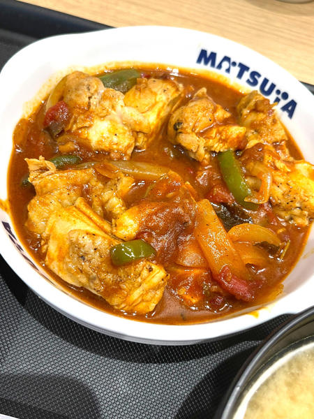 スリランカ大使館コラボ「デビルチキン」が気になる！, どんな味？ 食べてみた, カレーなんだけどカレー以上に具材ごろごろ！, 1098kcal。カロリーの高さが満足感の高さを物語る