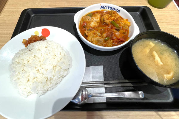 スリランカ大使館コラボ「デビルチキン」が気になる！, どんな味？ 食べてみた, カレーなんだけどカレー以上に具材ごろごろ！, 1098kcal。カロリーの高さが満足感の高さを物語る