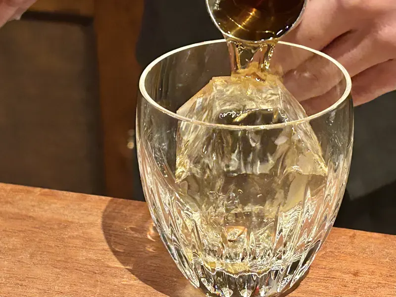 華やかで美しい アップルマンゴーと薔薇のカクテル　1,800円, 魅惑の隠れ家的オーセンティックバー, 北海道出身の店主が横須賀でバーテンダーに, 未知からのスタート, バーテンダーとして大切なことは？