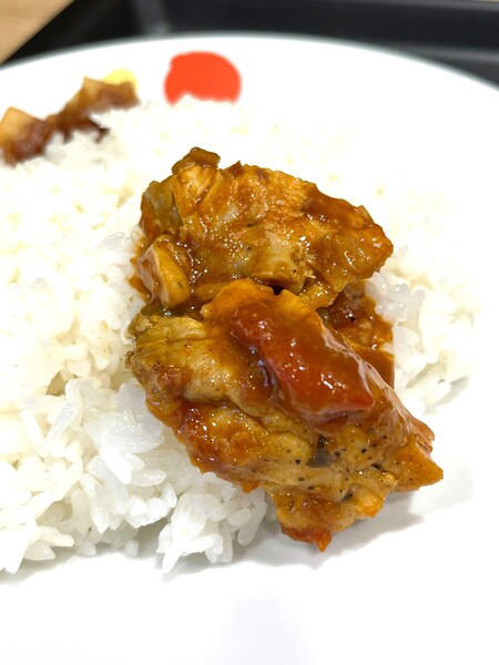 スリランカ大使館コラボ「デビルチキン」が気になる！, どんな味？ 食べてみた, カレーなんだけどカレー以上に具材ごろごろ！, 1098kcal。カロリーの高さが満足感の高さを物語る