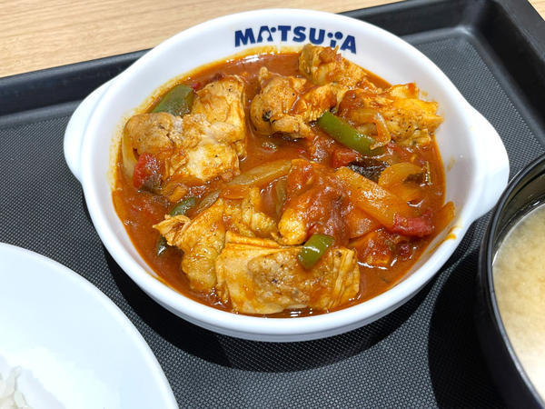 スリランカ大使館コラボ「デビルチキン」が気になる！, どんな味？ 食べてみた, カレーなんだけどカレー以上に具材ごろごろ！, 1098kcal。カロリーの高さが満足感の高さを物語る