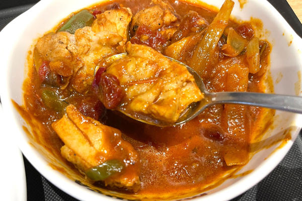 スリランカ大使館コラボ「デビルチキン」が気になる！, どんな味？ 食べてみた, カレーなんだけどカレー以上に具材ごろごろ！, 1098kcal。カロリーの高さが満足感の高さを物語る