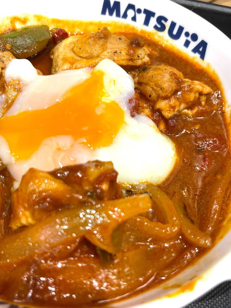 スリランカ大使館コラボ「デビルチキン」が気になる！, どんな味？ 食べてみた, カレーなんだけどカレー以上に具材ごろごろ！, 1098kcal。カロリーの高さが満足感の高さを物語る