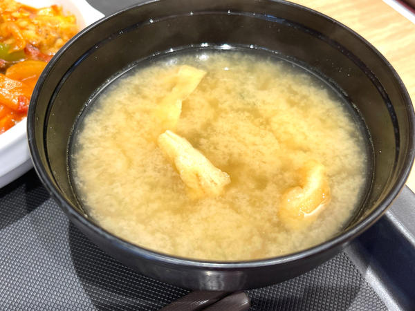スリランカ大使館コラボ「デビルチキン」が気になる！, どんな味？ 食べてみた, カレーなんだけどカレー以上に具材ごろごろ！, 1098kcal。カロリーの高さが満足感の高さを物語る