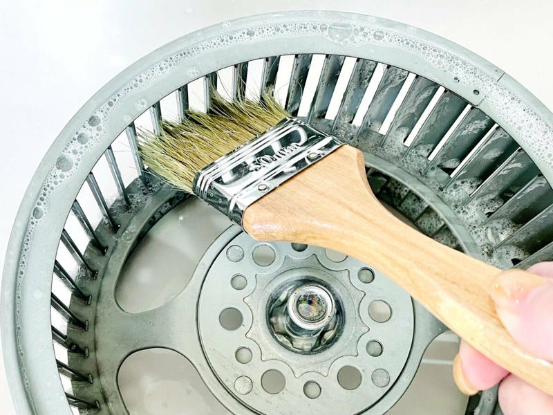 じつは掃除に便利！100円ショップの「塗装用ハケ」, 使い方1：巾木やサッシのホコリ取り, 使い方2：浴室のカビ取り剤を塗り広げる, 使い方3：換気扇パーツのすき間掃除, 暮らしも道具もシンプルに