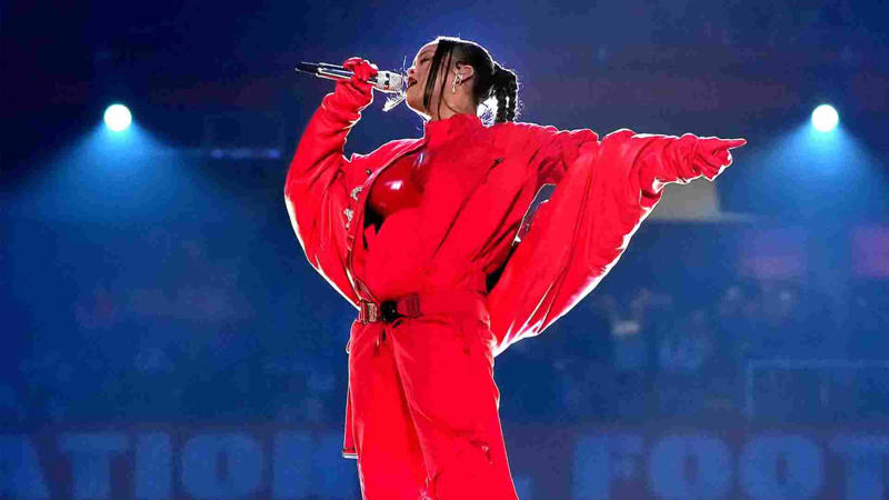 2023 – Rihanna 2004 – Janet Jackson & Justin Timberlake, 2006 – The Rolling Stones, 1991 – New Kids on the Block, 2014 – Bruno Mars & Red Hot Chili Peppers, 1993 – Michael Jackson, 2019 – Maroon 5, Travis Scott, Big Boi, 2009 – Bruce Springsteen, 1997 – Blues Brothers with Dan Aykroyd, 2011 – Black Eyed Peas, Usher, Slash, 2007 – Prince, 1995 – Indiana Jones-themed Halftime by Disney, 1990 – “Salute to New Orleans”, 2016 – Coldplay, Beyoncé, Bruno Mars, 2021 – The Weeknd, 2000 – Phil Collins, Christina Aguilera (Disney), 1996 – Diana Ross, 2003 – Shania Twain, No Doubt, Sting, 2023 – Rihanna, 1989 – “BeBop Bamboozled” with Elvis Presto, 2025 – Kendrick Lamar