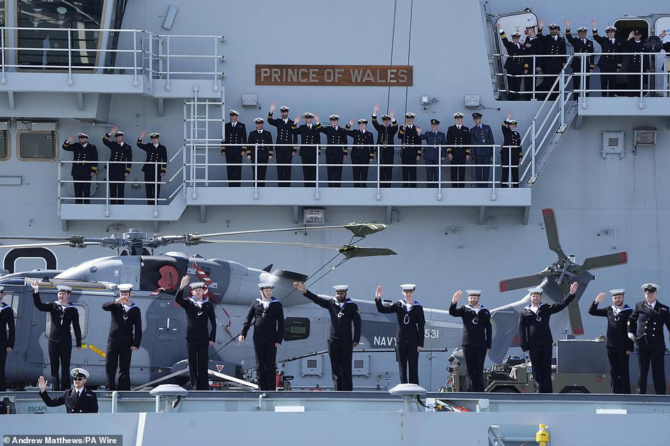 UK and US aircraft carriers sail through pacific