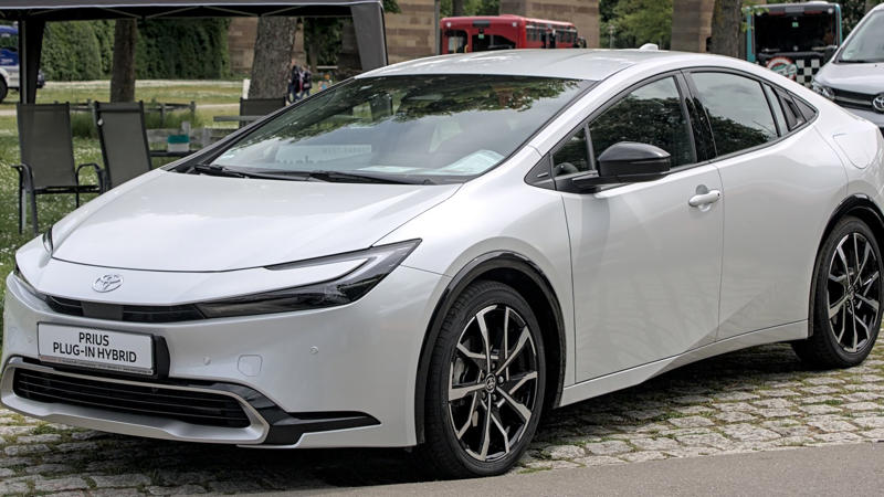Hybrid Powertrains Best And Worst Car Trends, Automatic Seatbelts, Touchscreen-Only Controls, Pop-Up Headlights, Faux Engine Sounds Through The Speakers, Built-In Navigation Systems That Aged Terribly, Rear-Mounted Spare Tires On Compact Cars, Plastic Wood Grain Interior Trim, Push-Button Transmissions, Gimmicky Gullwing Doors On Everyday Models, Built-In DVD Players In The Age Of Tablets, Retractable Hardtops, Overly Sensitive Lane Departure Warnings, Apple CarPlay And Android Auto Integration, Hybrid Powertrains, Heads-Up Displays, Heated And Ventilated Seats, Lane-Keeping Assist, Keyless Entry And Push-To-Start, Parking Sensors, Wireless Charging Pads, Automatic Rain-Sensing Wipers, Hands-Free Liftgates, Blind Spot Monitoring