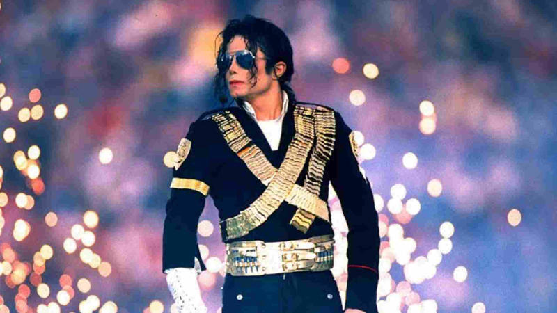 1993 – Michael Jackson 2004 – Janet Jackson & Justin Timberlake, 2006 – The Rolling Stones, 1991 – New Kids on the Block, 2014 – Bruno Mars & Red Hot Chili Peppers, 1993 – Michael Jackson, 2019 – Maroon 5, Travis Scott, Big Boi, 2009 – Bruce Springsteen, 1997 – Blues Brothers with Dan Aykroyd, 2011 – Black Eyed Peas, Usher, Slash, 2007 – Prince, 1995 – Indiana Jones-themed Halftime by Disney, 1990 – “Salute to New Orleans”, 2016 – Coldplay, Beyoncé, Bruno Mars, 2021 – The Weeknd, 2000 – Phil Collins, Christina Aguilera (Disney), 1996 – Diana Ross, 2003 – Shania Twain, No Doubt, Sting, 2023 – Rihanna, 1989 – “BeBop Bamboozled” with Elvis Presto, 2025 – Kendrick Lamar